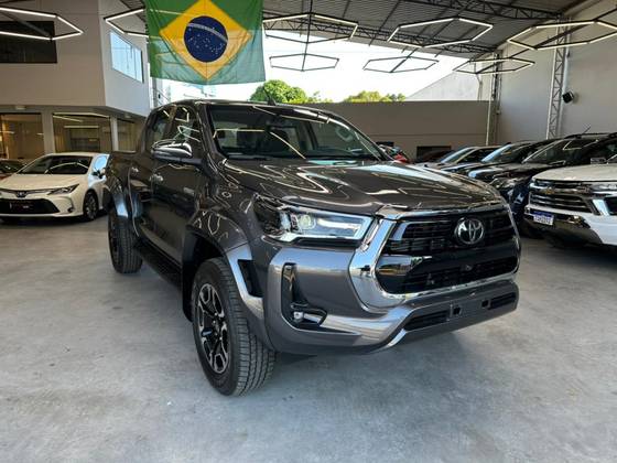 TOYOTA HILUX 2.8 D-4D TURBO DIESEL CD SRX PLUS 4X4 AUTOMÁTICO